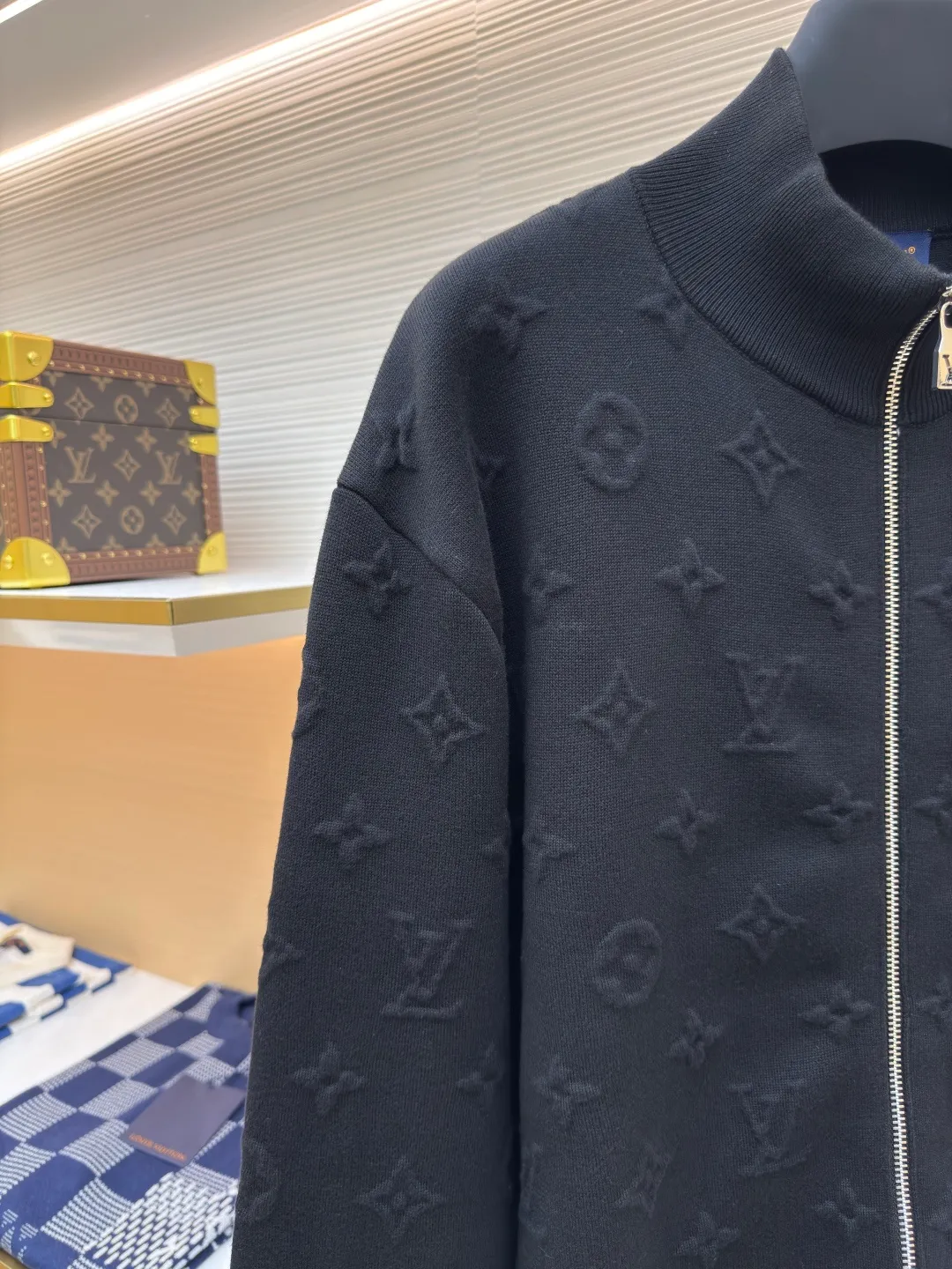 LOUIS VUITTON embossed embossed knitted zipper jacket ●Authentic product: purchased and developed by 18899 ●Item number: 1680496-C10 ●Fabric: knitted fabric ●Technology: embossed embossed production ●Version: fitted version ●Weight: about 930 grams ●Size: S-M-L-XL ●Description: YB purchases patterns and uses customized cotton yarn to make them. The process is complicated and requires spinning out the raw material core. After secondary processing, the yarn is hooked on the machine and the raw material core is threaded. After completion, dyeing is carried out. The dyeing vat can only be found in high-temperature vats. If the temperature is not enough, the yarn will be dyed unevenly! It will take several hours to dry at low temperature. If the degree is too high, it will be scrapped directly. After dyeing, you can only use a slow machine for wooling. Fast machines are prone to problems with thick and thin hair horizontal bars. The fabric pieces are woven using imported machines for parallel and even speed. Each piece takes 270 minutes, which is time-consuming and labor-intensive. Full-width brand embossed jacquard design, the overall routing is straight and delicate, the fabric is comfortable and soft, and the color is consistent without color difference. It can be matched with the same style to create a fashionable look, and can be used in various occasions. Customized accessories, complete with three standards, same style for men and women!